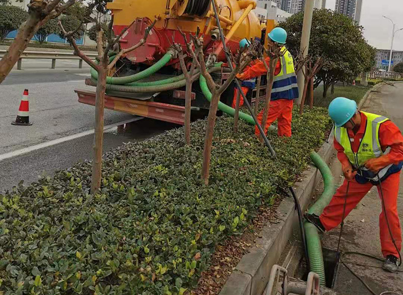 开学来临之前我们在南昌大学校区清理化粪池